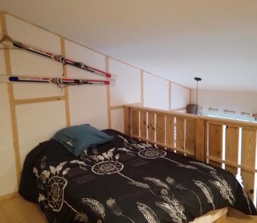 Saint-Jacques-des-Blats Apartamento | Refuge chaleureux pour des vacances en famille