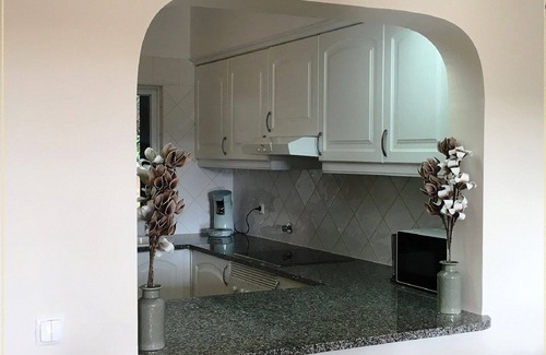 Alpouvar Apartamento | ¡Apartamento reformado de lujo en esquina en planta baja con orientación sur! Cable, WiFi y Airco