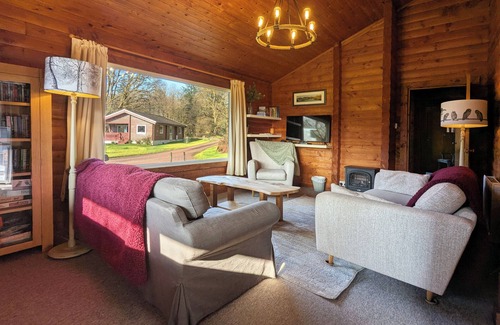 Rashfield Cabina | Refurbished Stylish, Comfy & Cosy traditional log cabin, dogs & families welcome
