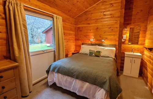 Rashfield Cabina | Refurbished Stylish, Comfy & Cosy traditional log cabin, dogs & families welcome