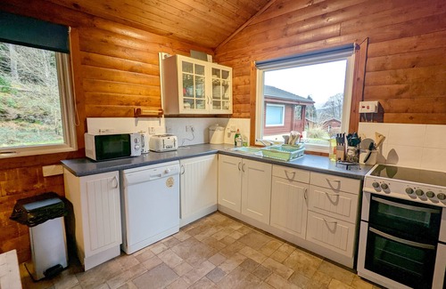 Rashfield Cabina | Refurbished Stylish, Comfy & Cosy traditional log cabin, dogs & families welcome