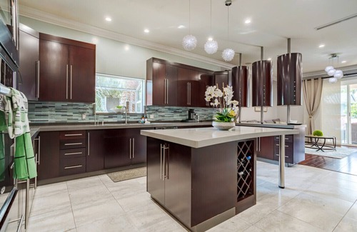 Valley Glen Casa | Regal 4 bed with hot tub close to Universal sleeps 15