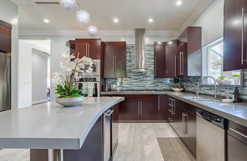 Valley Glen Casa | Regal 4 bed with hot tub close to Universal sleeps 15