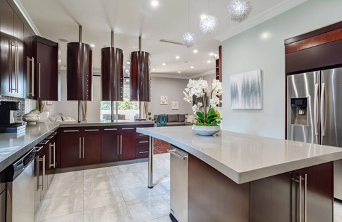 Valley Glen Casa | Regal 4 bed with hot tub close to Universal sleeps 15