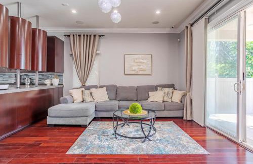 Valley Glen Casa | Regal 4 bed with hot tub close to Universal sleeps 15