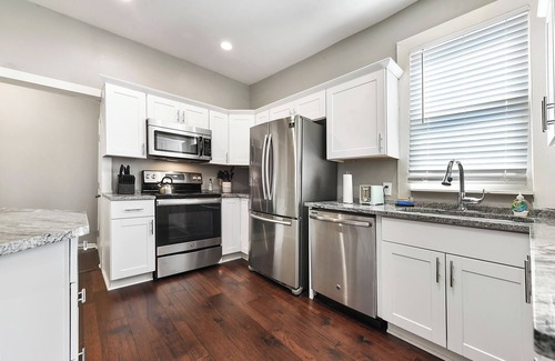 Pittsburgh Casa | *Regal Bricks* Oversized Deck | Views | Fire Pit | Private Garage