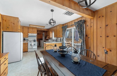 Al Tahoe Cabina | Regan Beach Cabin Retreat: 3BRs in home 1 block to Regan Beach, Lake Tahoe