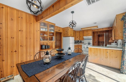 Al Tahoe Cabina | Regan Beach Cabin Retreat: 3BRs in home 1 block to Regan Beach, Lake Tahoe