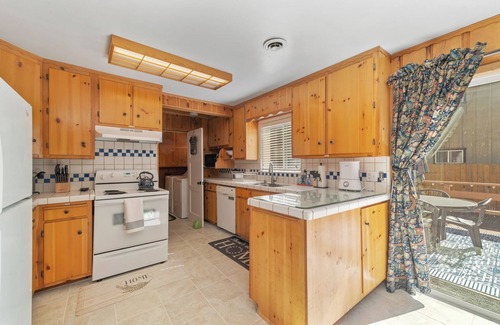 Al Tahoe Cabina | Regan Beach Cabin Retreat: 3BRs in home 1 block to Regan Beach, Lake Tahoe