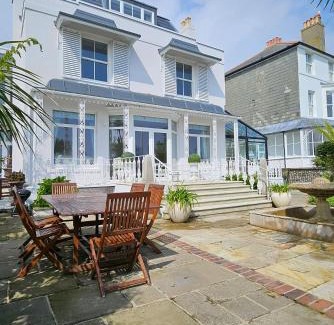 Deal Casa | Regency Beach House by Bloom Stays