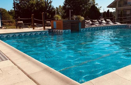 Baile Unu Mai Casa | Regent Blue Crystal Pool