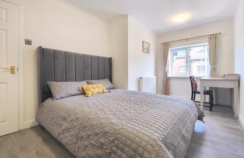 Manchester Casa | Regent House - Holiday Home With Free Parking - 5 Minutes Drive to Coop Live Arena, Etihad Stadium & Manchester City Centre