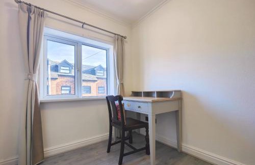 Manchester Casa | Regent House - Holiday Home With Free Parking - 5 Minutes Drive to Coop Live Arena, Etihad Stadium & Manchester City Centre