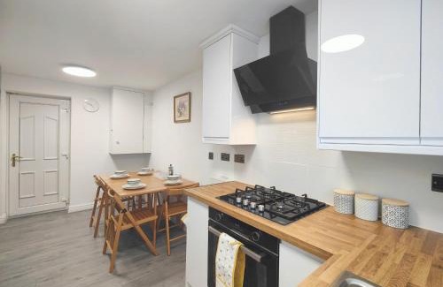 Manchester Casa | Regent House - Holiday Home With Free Parking - 5 Minutes Drive to Coop Live Arena, Etihad Stadium & Manchester City Centre
