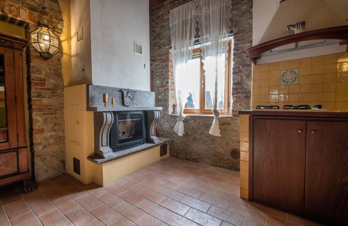Castiglione della Pescaia Apartamento | Reggia, in small medieval village characteristic apartment with fireplace