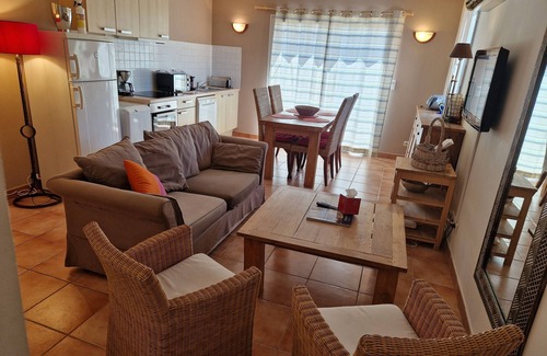 L'Ile-Rousse Apartamento | Cómodo apartamento de 2 dormitorios, hermosa terraza, piscina, vista al mar, jardín.