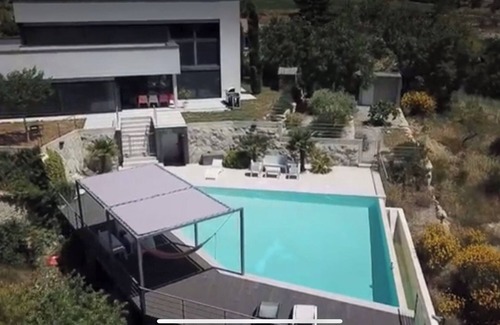Reillanne Casa | Reillanne architect-designed house for 10 people with magnificent view and swimming pool.