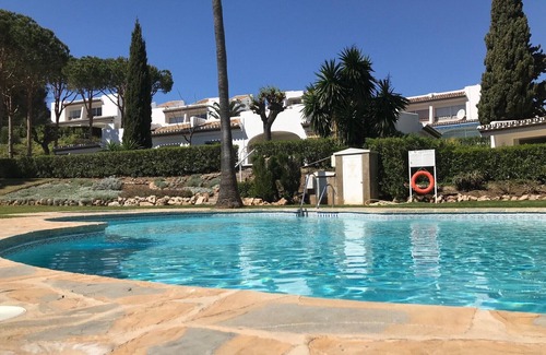 Mijas Villa | Villa familiar en tranquilos jardines con piscina compartida