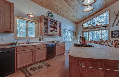 Graeagle Casa | Relax and cozy-in with friends at this spacious Graeagle cabin