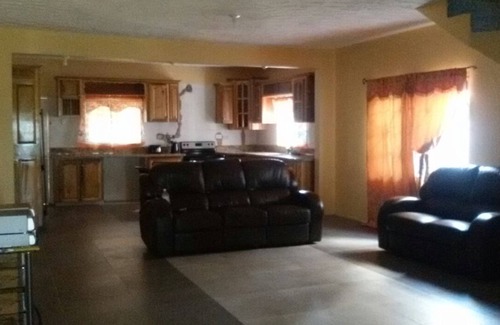May Pen Casa | Relájate y disfruta en esta hermosa casa en un vecindario tranquilo.