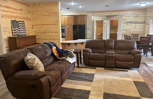 Brookston Cabina | Relax and enjoy the peace & quiet at this spacious ranch on 30 plus acres.