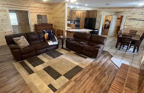 Brookston Cabina | Relax and enjoy the peace & quiet at this spacious ranch on 30 plus acres.