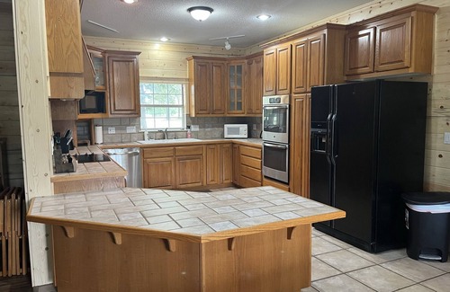 Brookston Cabina | Relax and enjoy the peace & quiet at this spacious ranch on 30 plus acres.