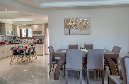 Geropotamos Villa | Relájate y disfruta del sol en una villa con piso de piedra con piscina privada y un gran jardín