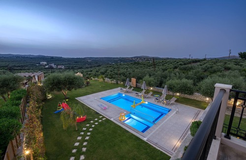 Geropotamos Villa | Relájate y disfruta del sol en una villa con piso de piedra con piscina privada y un gran jardín