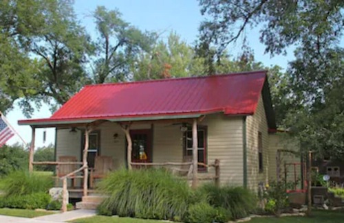 Cottonwood Falls Casa | Relájese y disfrute del entretenimiento en esta encantadora casa de huéspedes de 1890