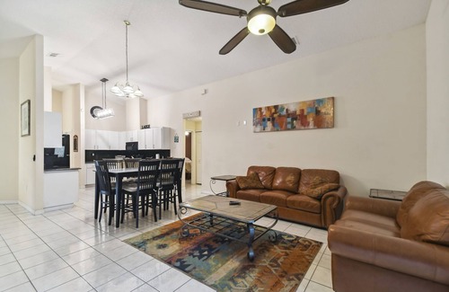 Town 'n' Country Casa | Relájese y disfrute de su visita a Tampa en el Tropical Pool House!