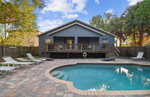 Town 'n' Country Casa | Relájese y disfrute de su visita a Tampa en el Tropical Pool House!
