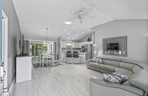 The Villages Casa | Relax and Play in Paradise, Golf, Tennis, pools and Live entertainment