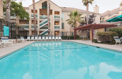 San Bruno Complejo | Relax and Recharge! 2 Modern Units, Free Breakfast, Pet-friendly, Pool, Kitchen!