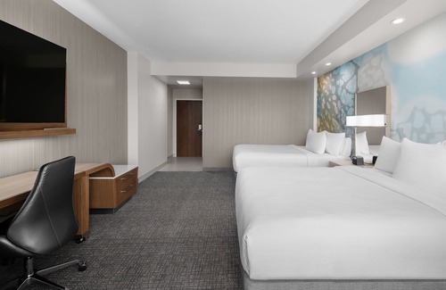 Clearwater Beach Hotel | Relax and Recharge!! 4 Comfortable Units, On-Site Restaurant and Bar, Pool