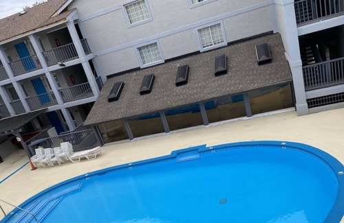 Merry Oaks Casa | Relax and Recharge! 4 Great Units, FREE Parking, FREE Breakfast, Onsite Pool