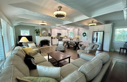 Wonder Lake Casa | Relax and recharge! Charming lake view house in quaint Wonder Lake, IL!