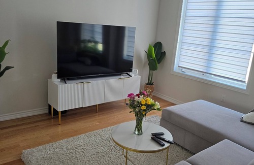 Airport Road Business Centre Casa | Relax and Recharge ! Cheerful Home away from Home , 15 min from the airport