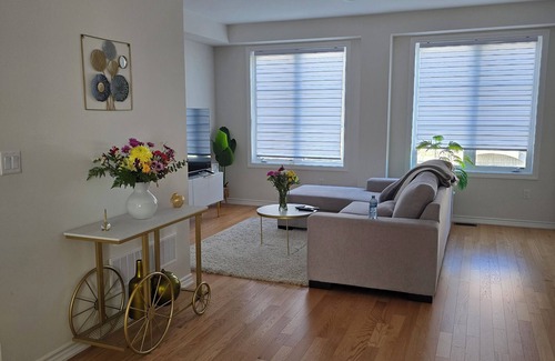 Airport Road Business Centre Casa | Relax and Recharge ! Cheerful Home away from Home , 15 min from the airport