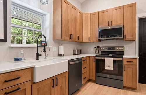 Egg Harbor Cabaña | Relax and Recharge in Newly Constructed Classic Door County Cottage