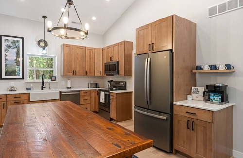 Egg Harbor Cabaña | Relax and Recharge in Newly Constructed Classic Door County Cottage