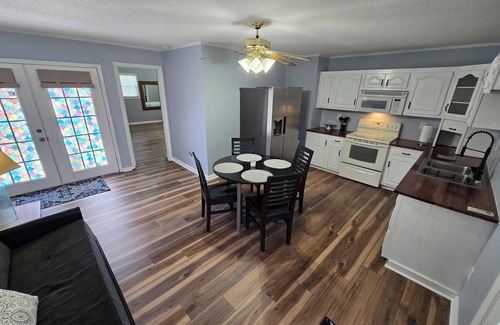 Cleveland Apartamento | Relax and recharge in this 1 Bedroom Apartment near the heart of Cleveland