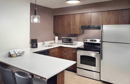 Morrisville Apartamento | Relax and Recharge! FOUR Modern Units, Pool, Free Breakfast and Airport Shuttle!