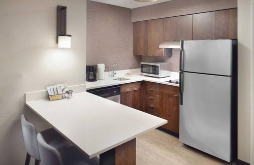 Morrisville Apartamento | Relax and Recharge! FOUR Modern Units, Pool, Free Breakfast and Airport Shuttle!
