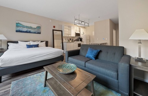 Crossroads Arts District Condominio | Relax and Rejuvenate in a Glamorous Retreat with a Stunning Rooftop 334