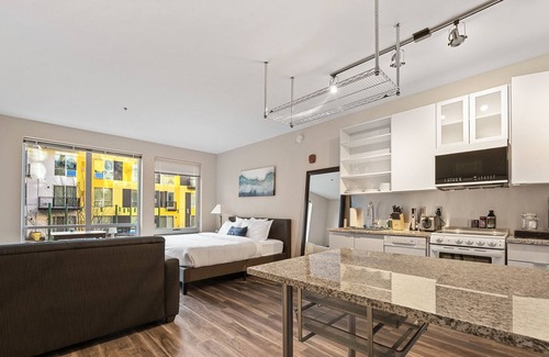 Crossroads Arts District Condominio | Relax and Rejuvenate in a Glamorous Retreat with a Stunning Rooftop 334