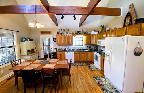 Helen Cabina | Relax and Unwind at the Creekside Cottage! Near wineries & dog friendly.