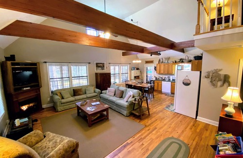 Helen Cabina | Relax and Unwind at the Creekside Cottage! Near wineries & dog friendly.