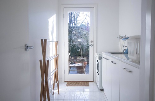 Ballarat North Casa | Relax and unwind in this quirky, art-filled retreat in Ballarat North