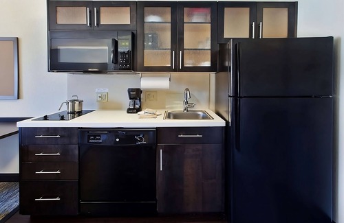 Southfield Hotel | Relax and Unwind! 2 Family-friendly Rooms To Stay At! W/ Kitchen! Free Parking